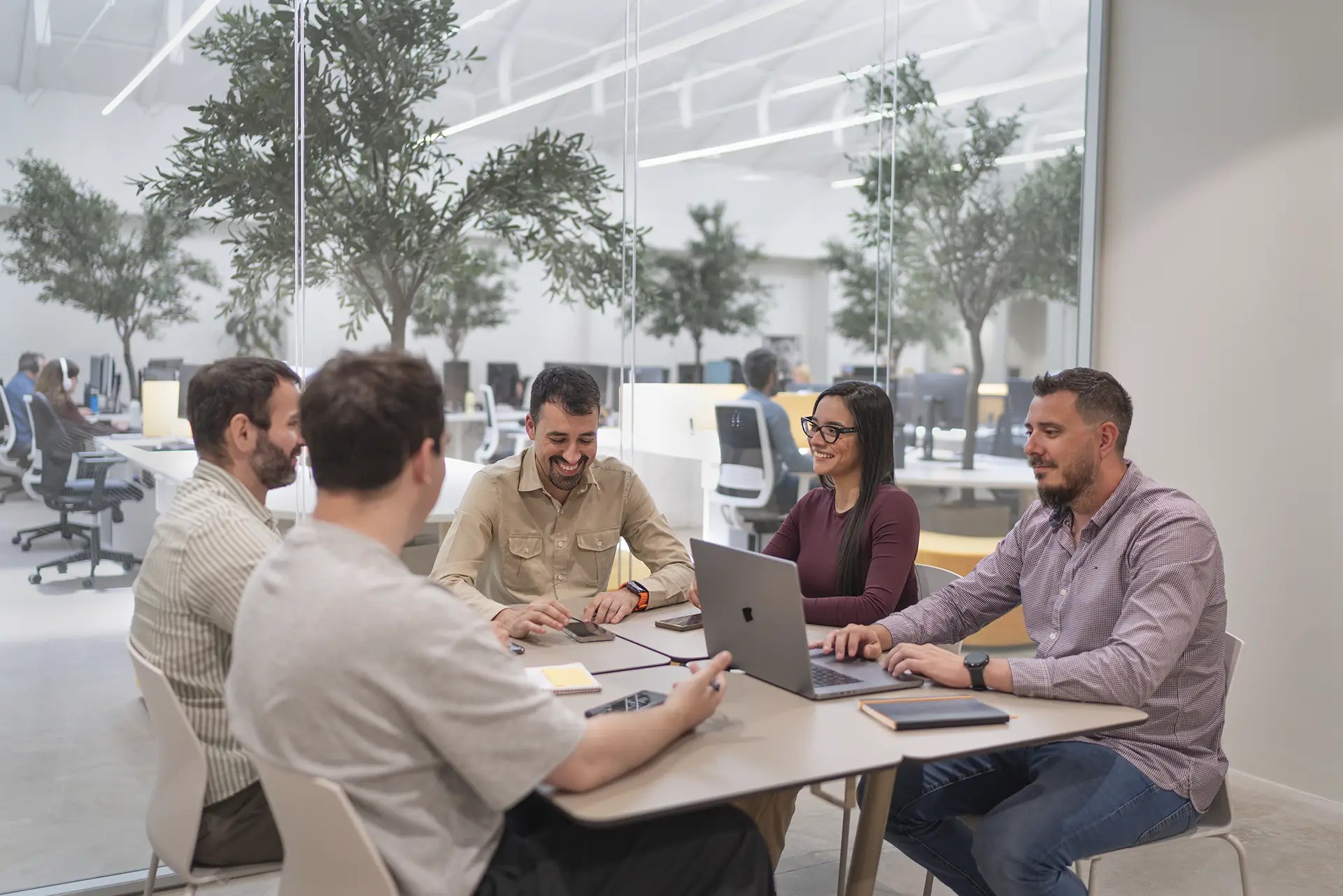 Foto acerca de Elementos que no pueden faltar en la web de una pyme este 2026 Reunión de equipo en rIL Estudio: diez años en activo, repletos de creatividad y funcionalidad.
